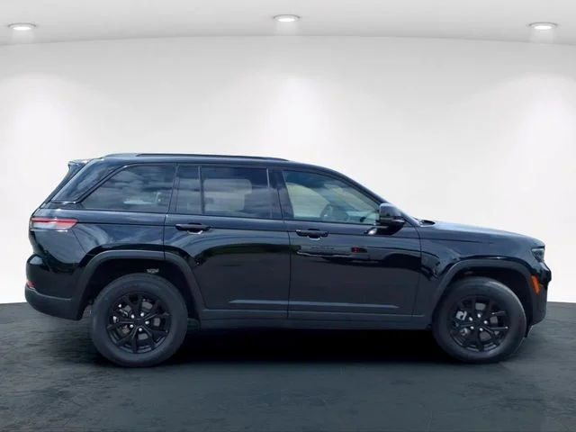 Used 2025 Black Jeep Altitude image 7