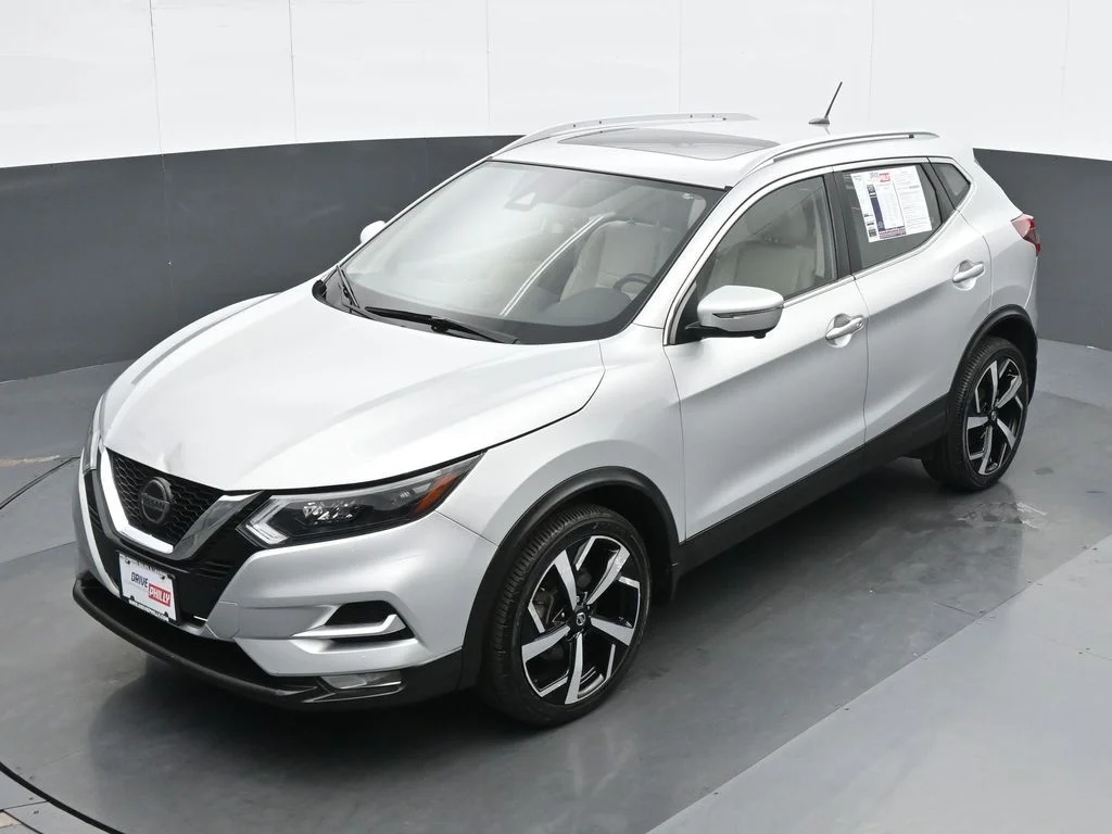 Used 2021 Silver Nissan SL image 17