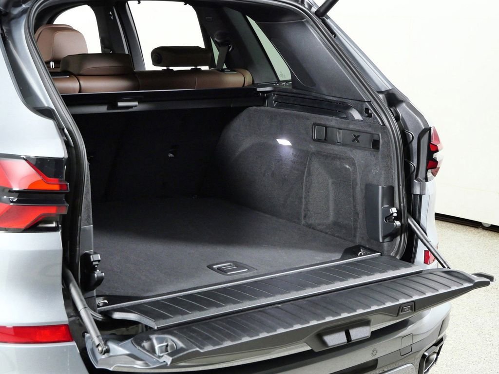 Used 2026 Skyscraper Grey Metallic BMW xDrive40i image 30