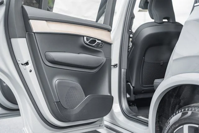 New 2026 Vapour Grey Volvo B6 Plus 7-Seater image 36