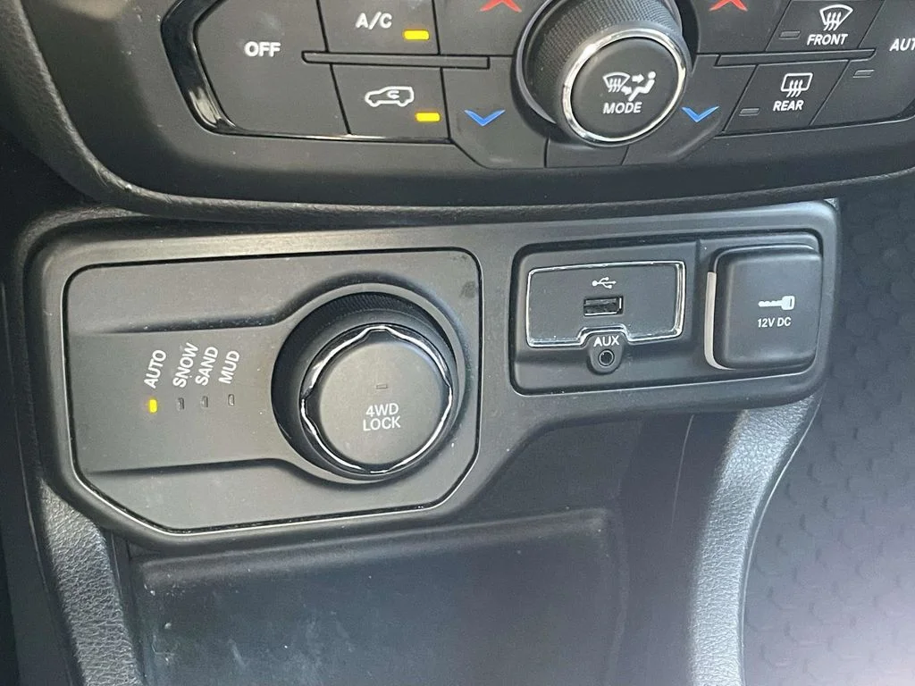 Used 2020 Blue Jeep Latitude image 37