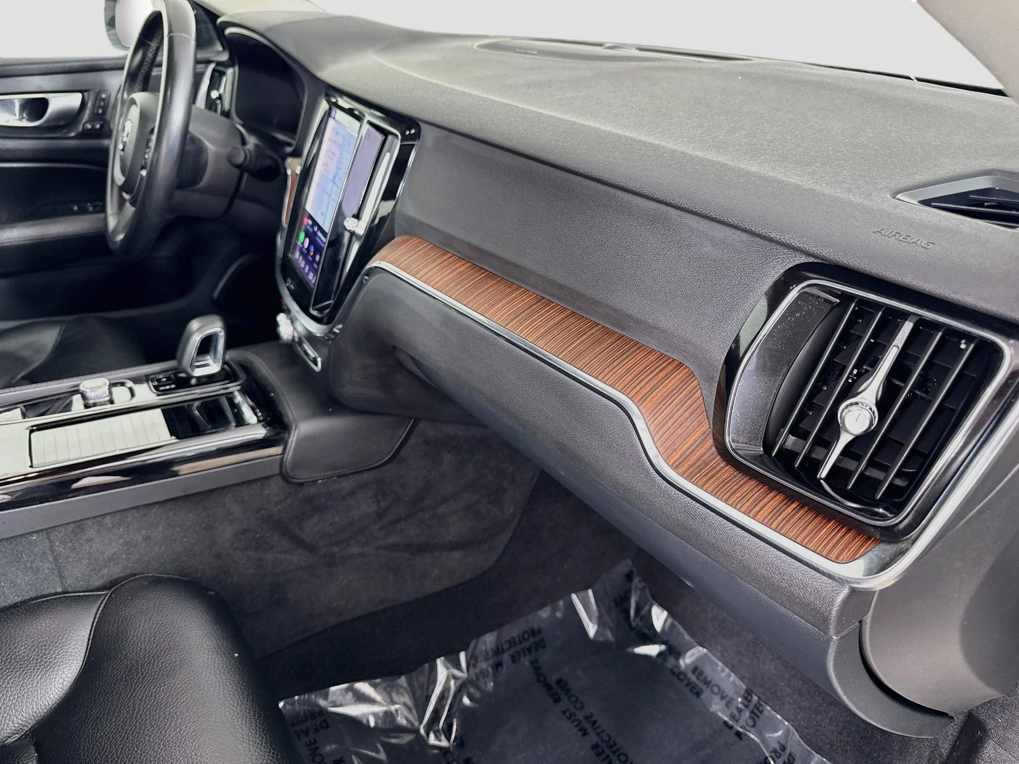 Used 2024 White Volvo Plus Dark Theme image 31
