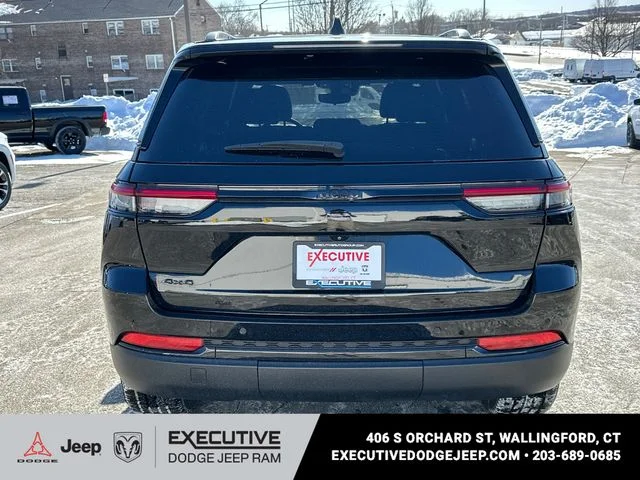 Used 2023 Black Jeep Altitude X image 3