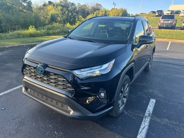 Used 2024  Toyota XLE Premium image 7
