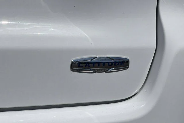 Used 2025 White Jeep Latitude image 27