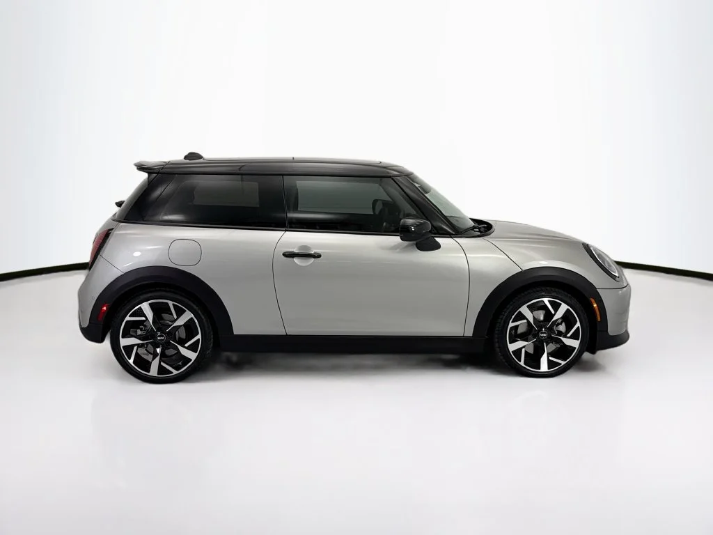 Certified Used 2025 Melting Silver III Metallic MINI Signature Plus image 5
