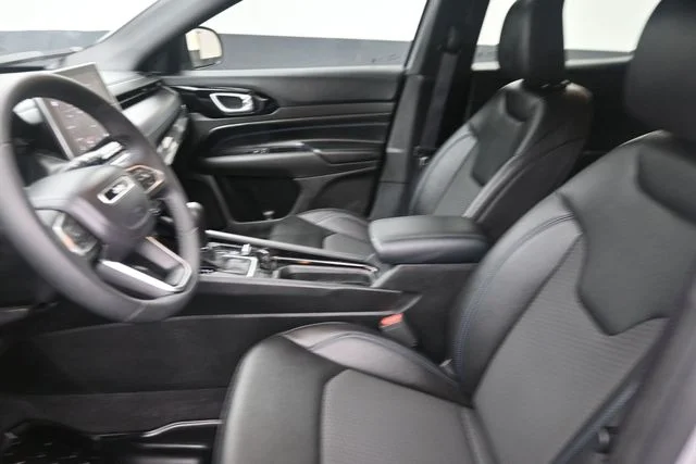 Used 2025 Silver Jeep Latitude image 15