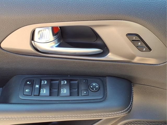 Used 2025  Chrysler Select image 18
