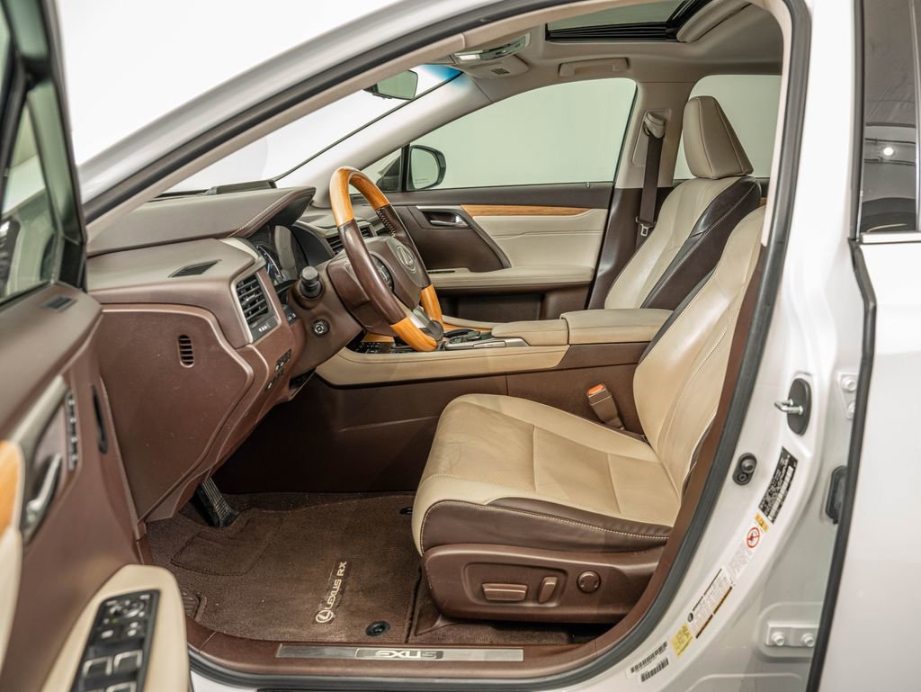 Used 2018 Eminent White Pearl Lexus RX 350L Premium image 32
