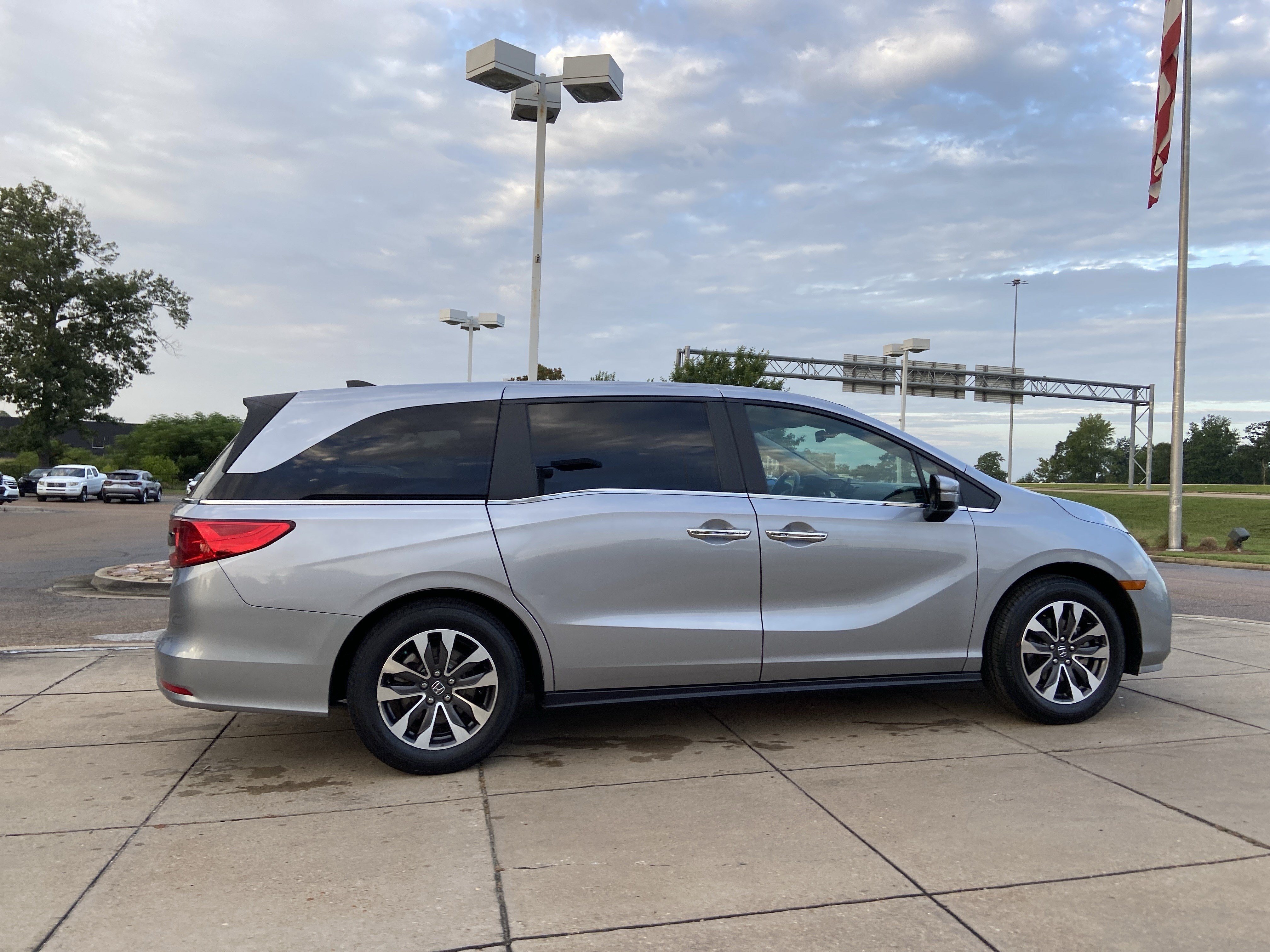 Used 2021 Lunar Silver Metallic Honda EX-L image 12