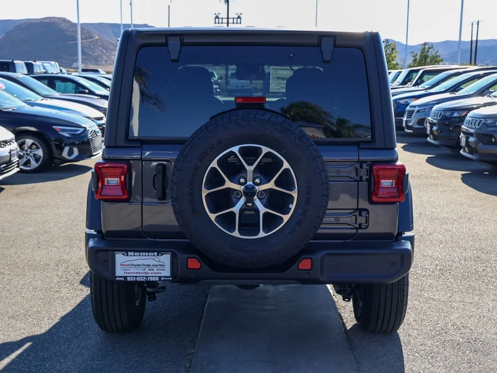 New 2026 Granite Crystal Metallic Clear-Coat Exterior Paint Jeep Unlimited Sport S image 4