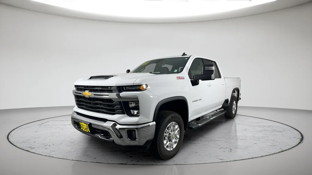 Used 2025 White Chevrolet LT image 7
