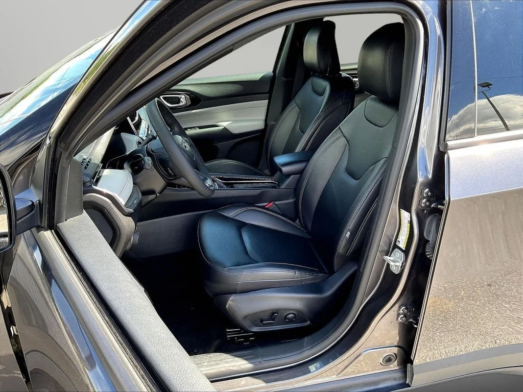 Used 2024 Gray Jeep Limited image 21