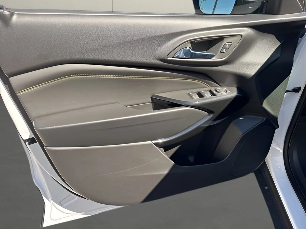 New 2026 Summit White Chevrolet ACTIV image 9