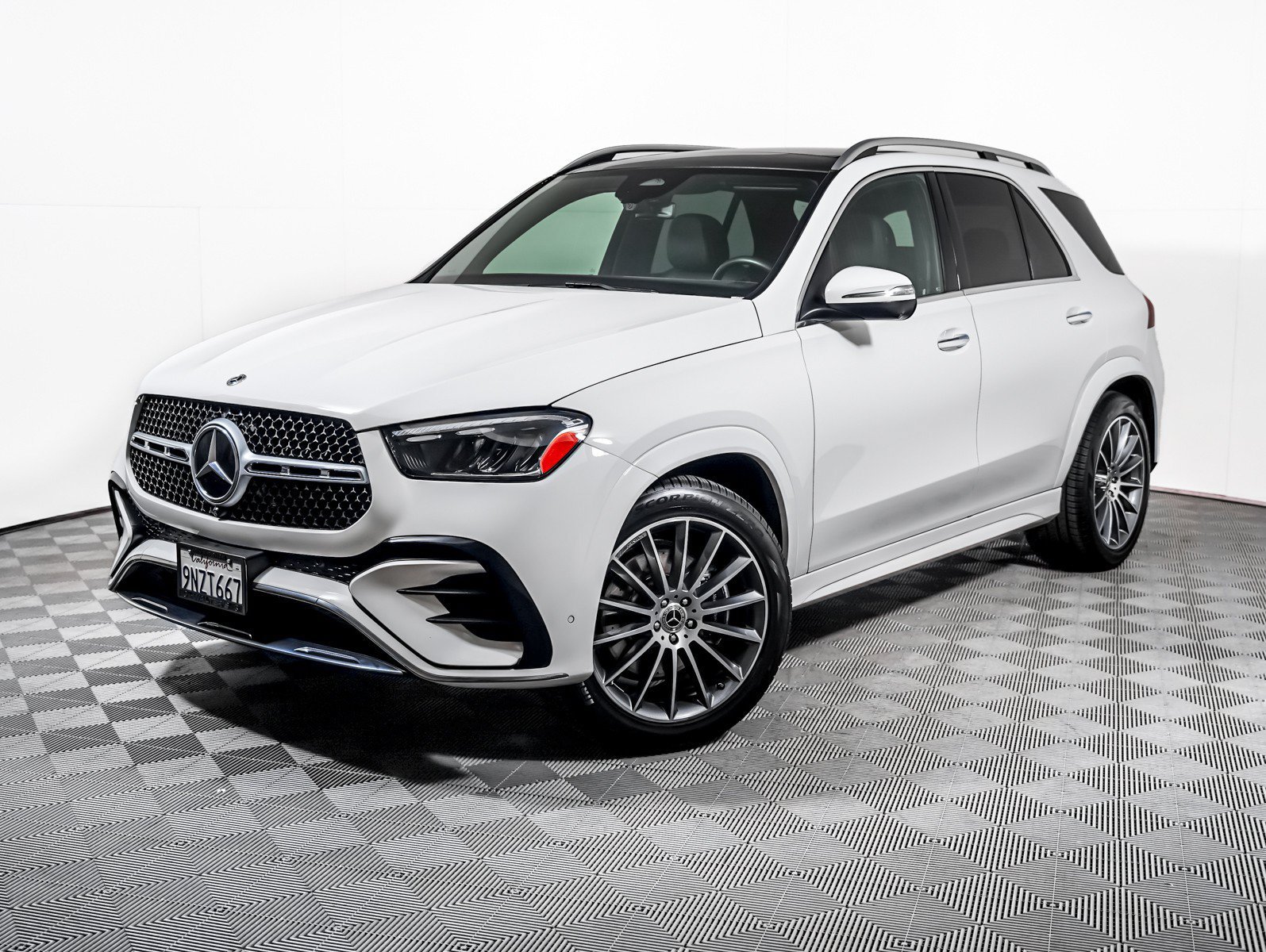 Certified Used 2024 Polar White Mercedes-Benz GLE 350 4MATIC® SUV image 1