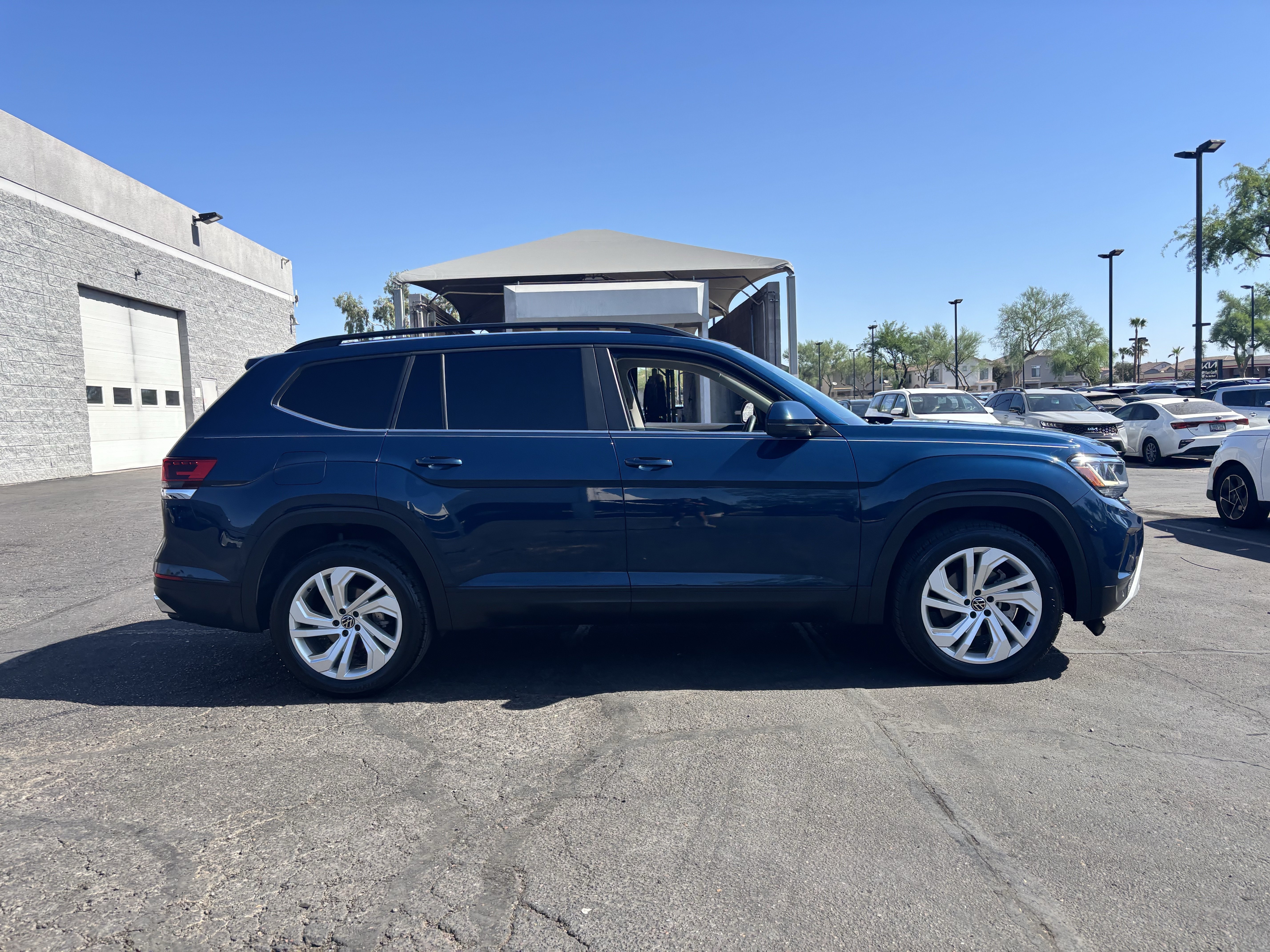 Used 2021 Blue Metallic Volkswagen 3.6L V6 SE w/Technology image 2