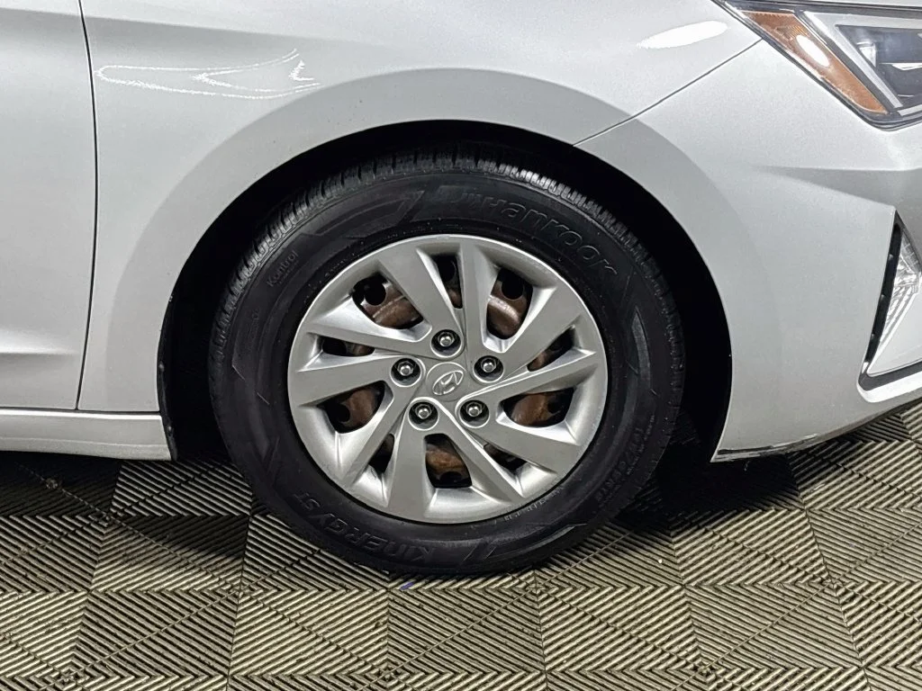 Used 2019 Silver Hyundai SE image 22