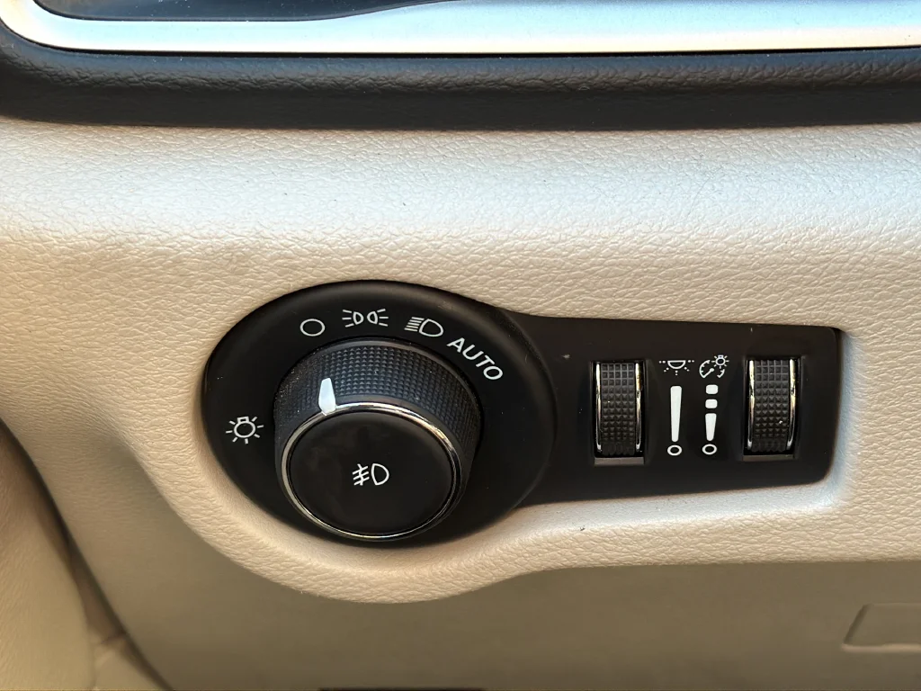 Used 2023 White Chrysler Touring L image 21