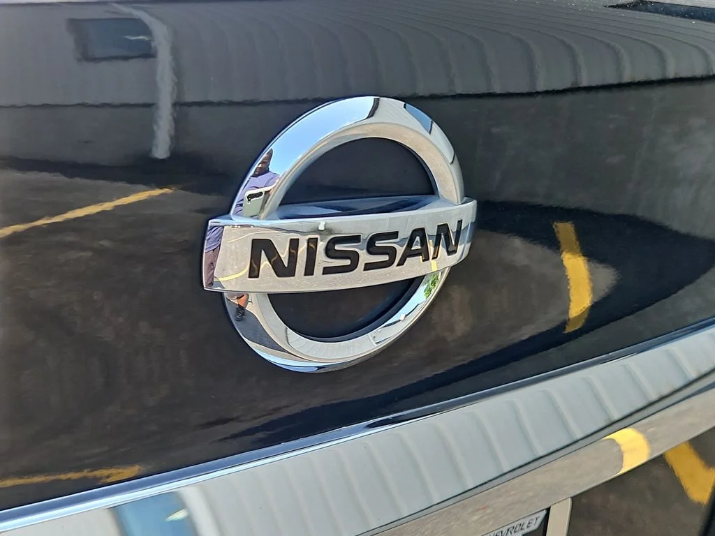 Used 2019 Black Nissan S image 8