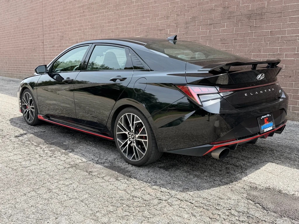 Used 2023 Onyx Black Hyundai Base image 30