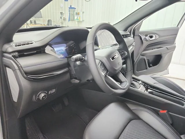 New 2026 Silver Zynith Metallic Clearcoat Jeep Latitude image 19
