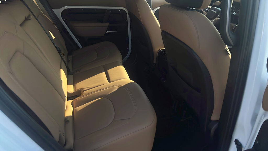New 2026 White Land Rover X-Dynamic SE image 19