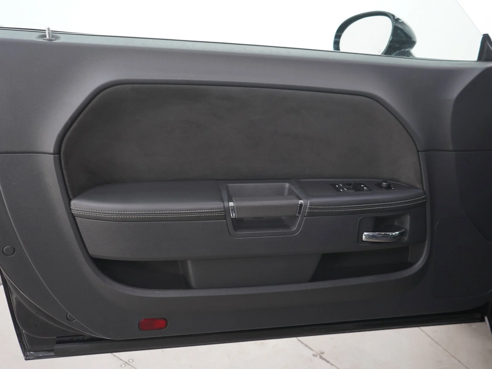 Used 2008 Brilliant Black Crystal Pearlcoat Dodge SRT8 image 18