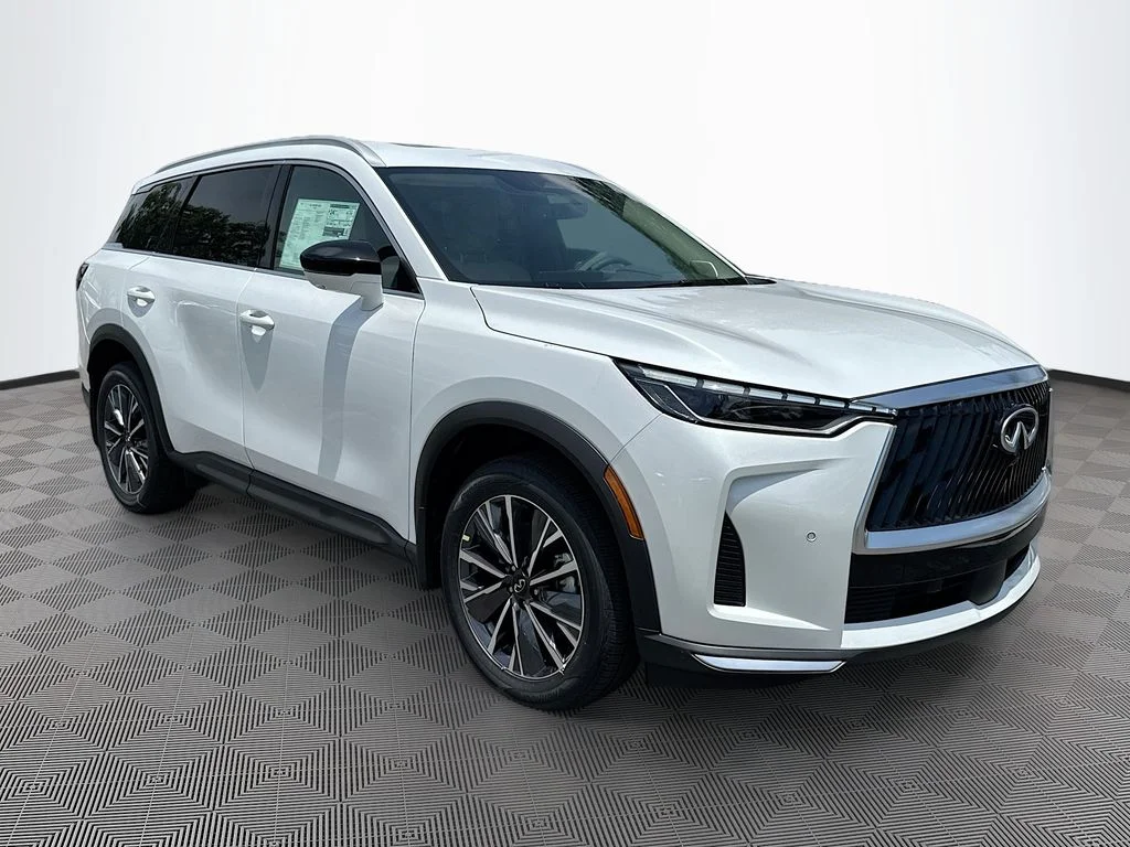 New 2027 RADIANT WHITE INFINITI Luxe FWD image 3