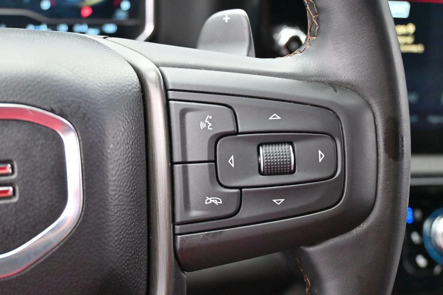 Used 2025 Summit White GMC AT4 image 18