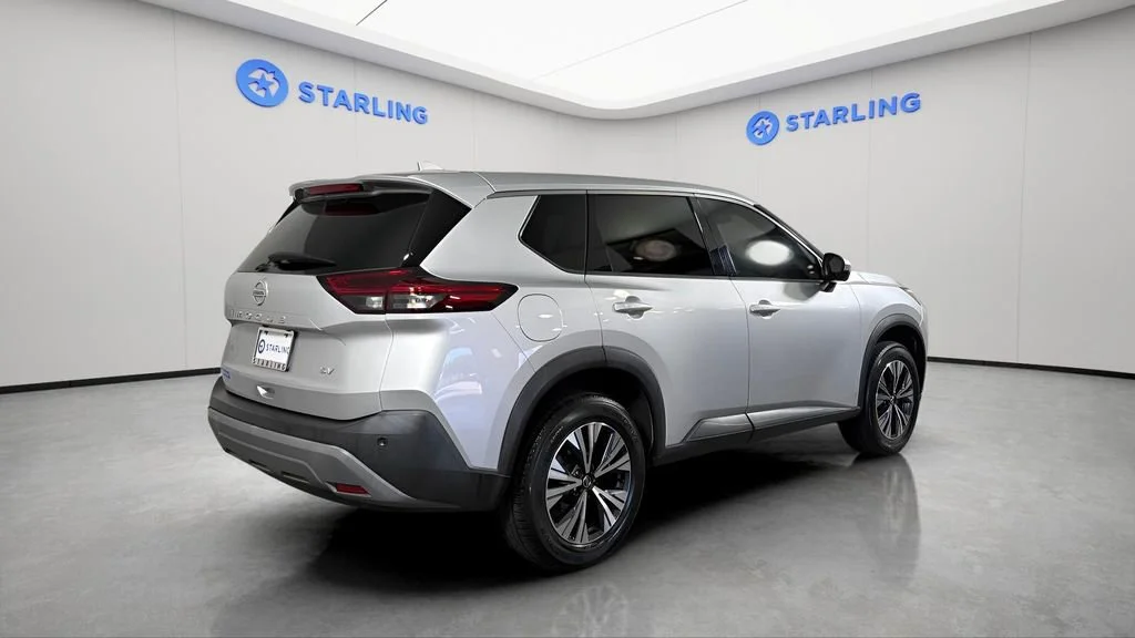 Used 2021 Silver Nissan SV FWD image 9