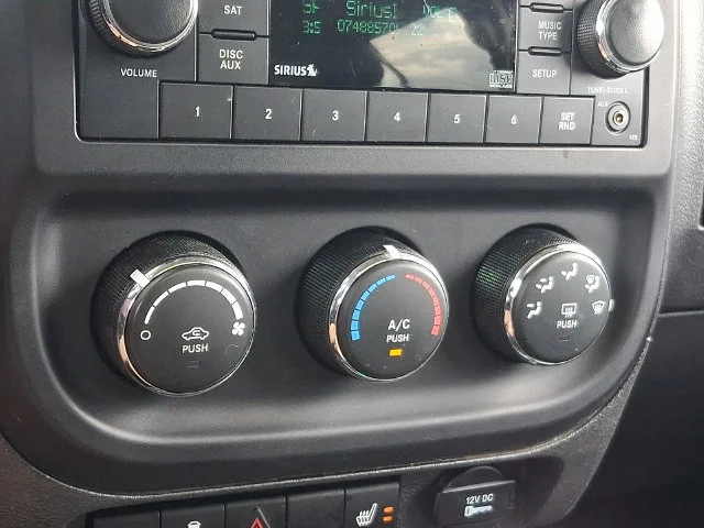Used 2017 White Jeep Latitude image 25