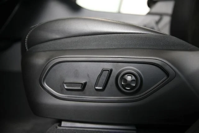 New 2026 Diamond Black Crystal Pearlcoat Jeep Altitude image 16