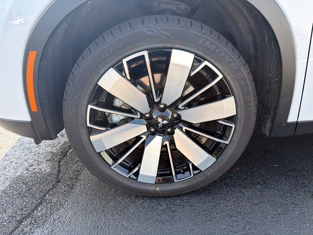 Used 2025  Mitsubishi SE image 10