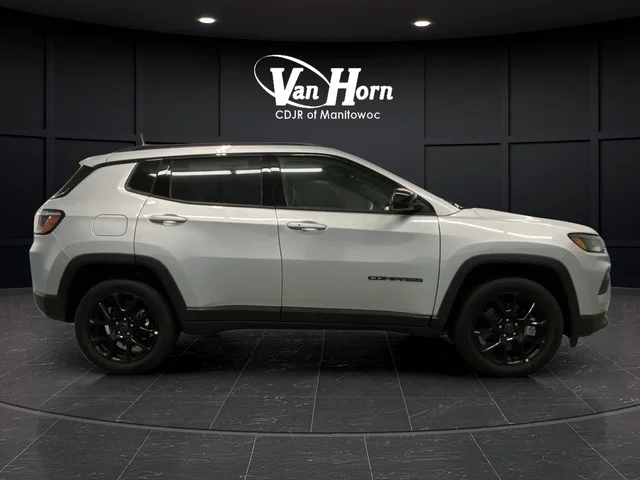 New 2026 Silver Zynith Metallic Clearcoat Jeep Latitude image 2