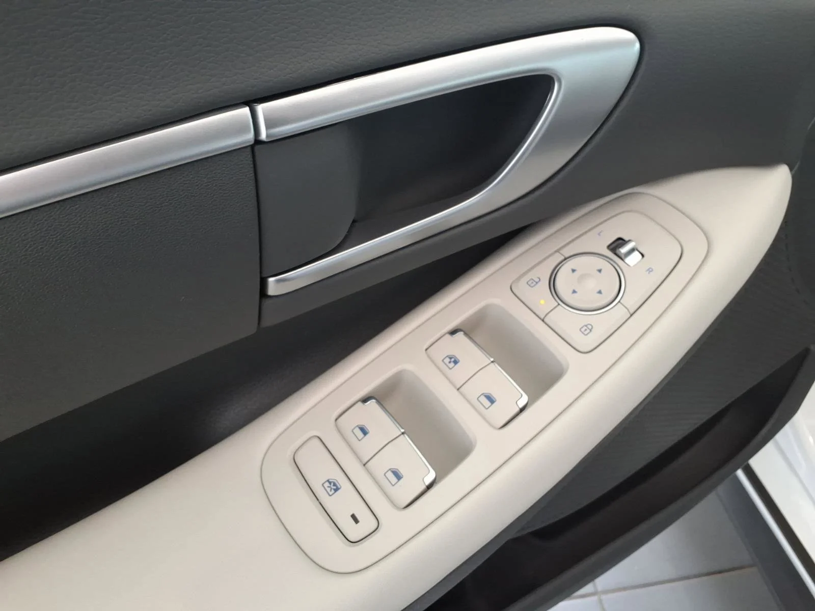 Used 2025 Serenity White Hyundai SE image 19
