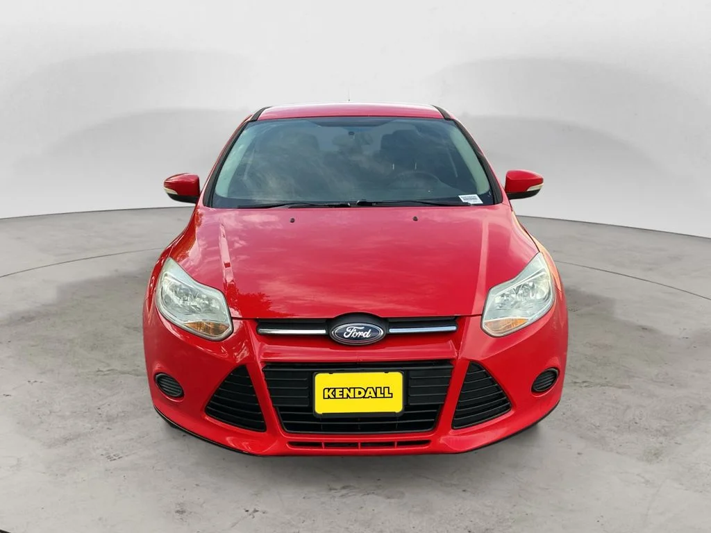 Used 2013 Red Ford SE image 2