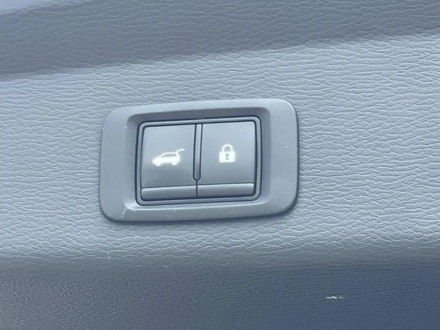 Used 2024 White Mitsubishi SE image 9