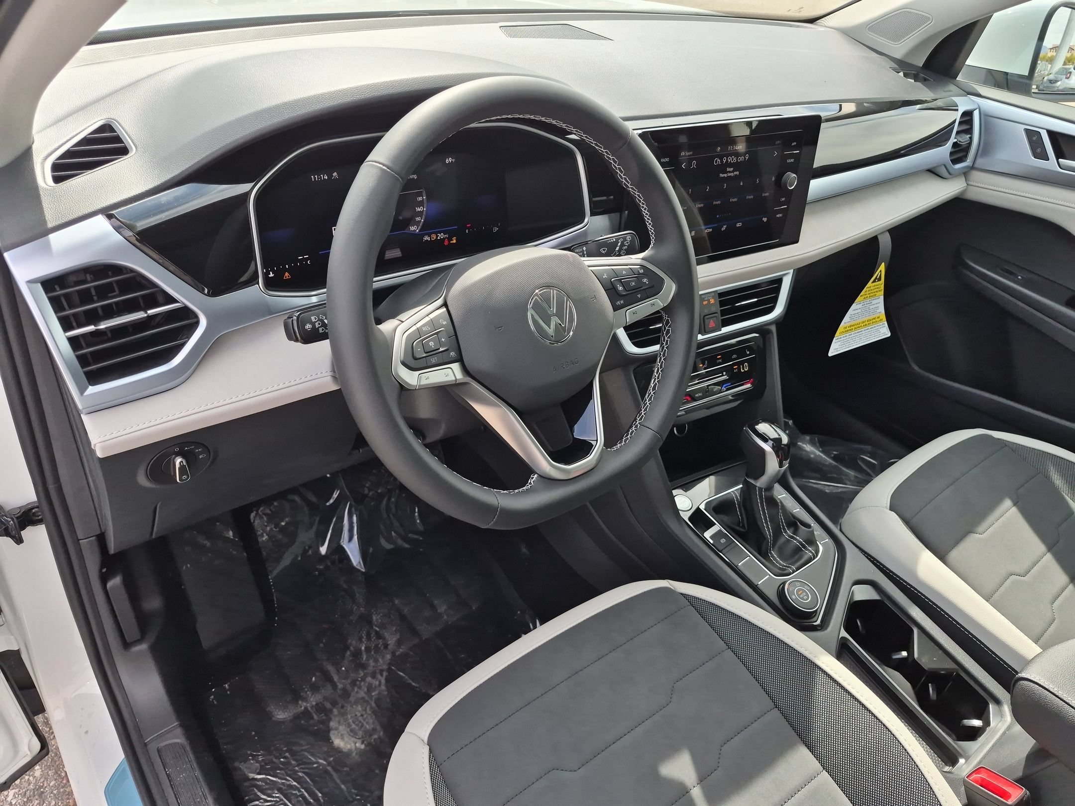 New 2026 Pure White Volkswagen SE image 10