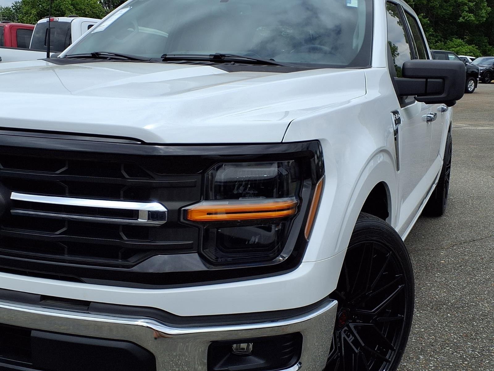 New 2024 Oxford White Ford XLT image 16