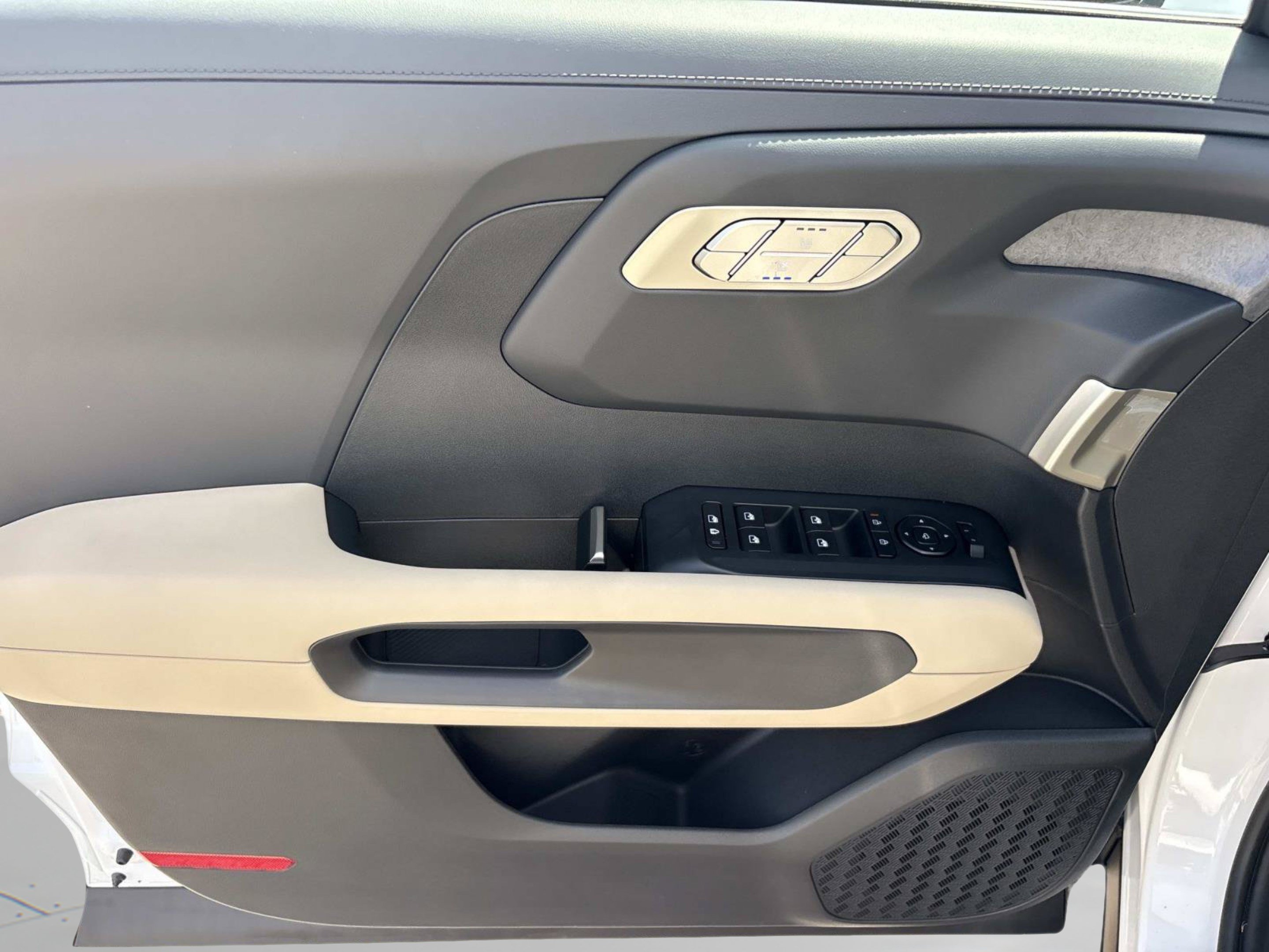 New 2027 Glacial White Pearl Kia EX image 17