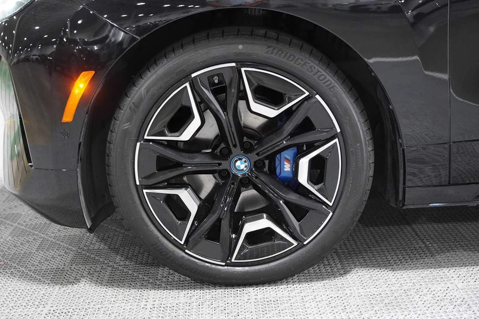 Certified Used 2023 Black Sapphire Metallic BMW M60 image 8