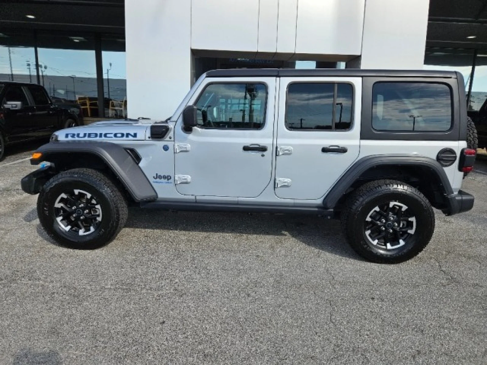 Used 2024 Silver Jeep Rubicon image 3