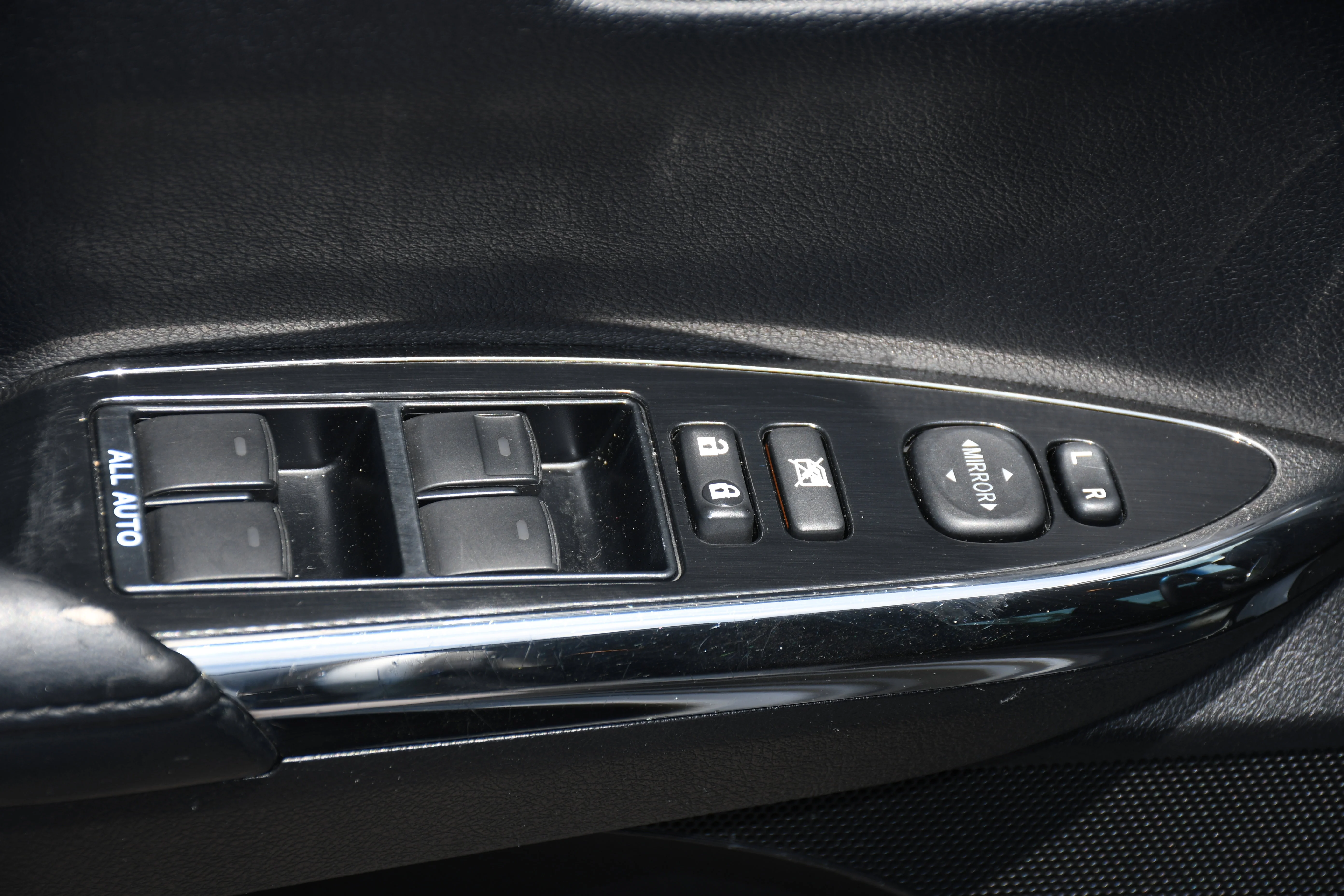 Used 2018 Silver Toyota XLE image 10