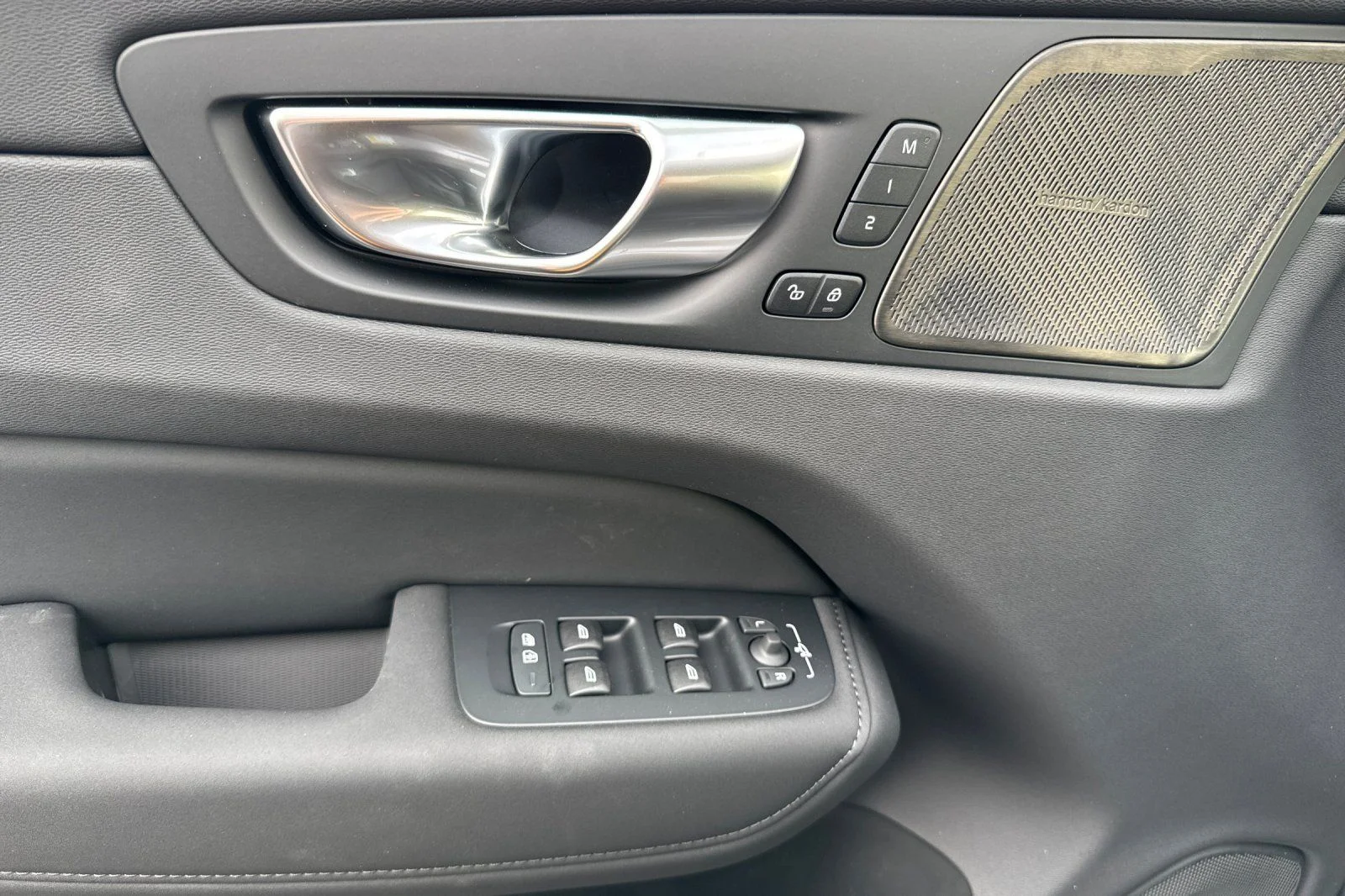 2026 Volvo XC60 Plus - Photo 10