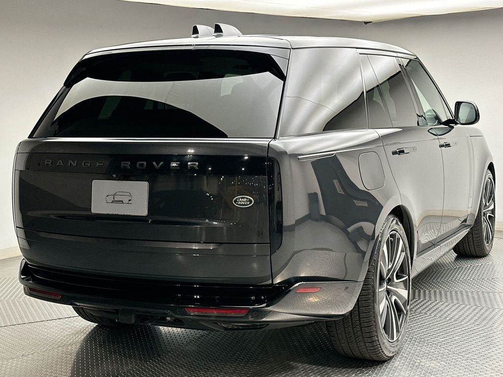 Used 2023  Land Rover SE image 13