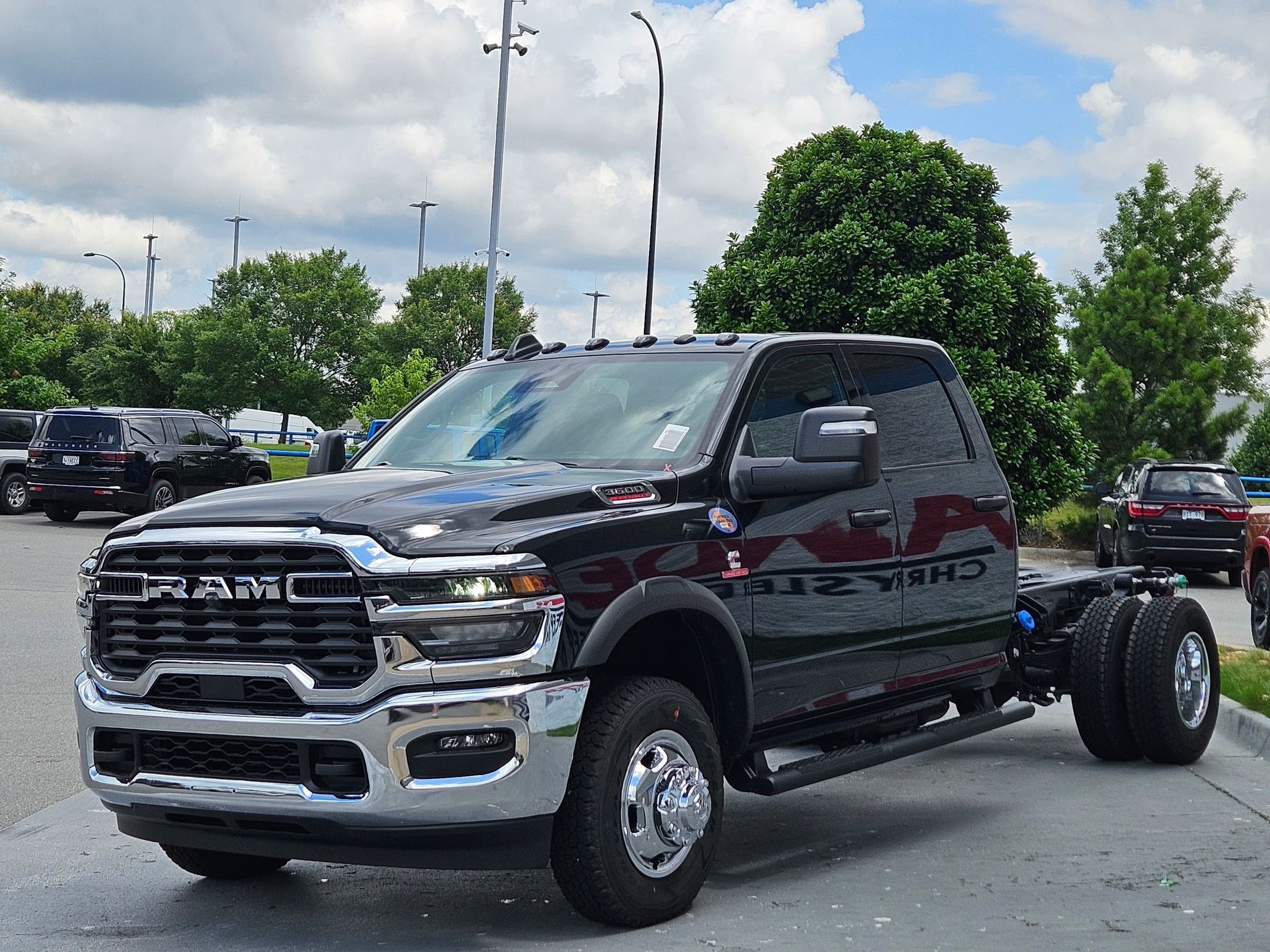 New 2026 Diamond Black Crystal Pearl-Coat Exterior Paint RAM Tradesman image 3