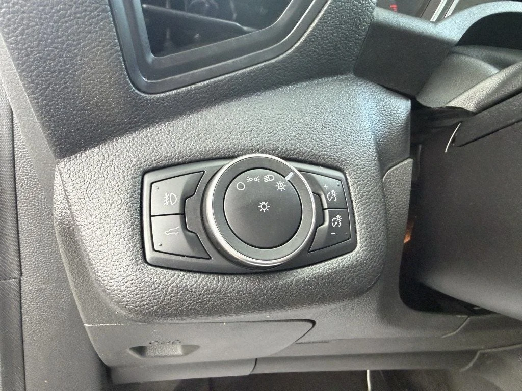 Used 2019 White Platinum Metallic Tri-Coat Ford SE FWD image 10