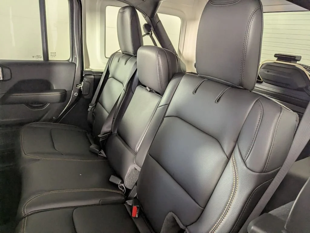 New 2026 Granite Crystal Metallic Clear-Coat Exterior Paint Jeep Sahara image 16