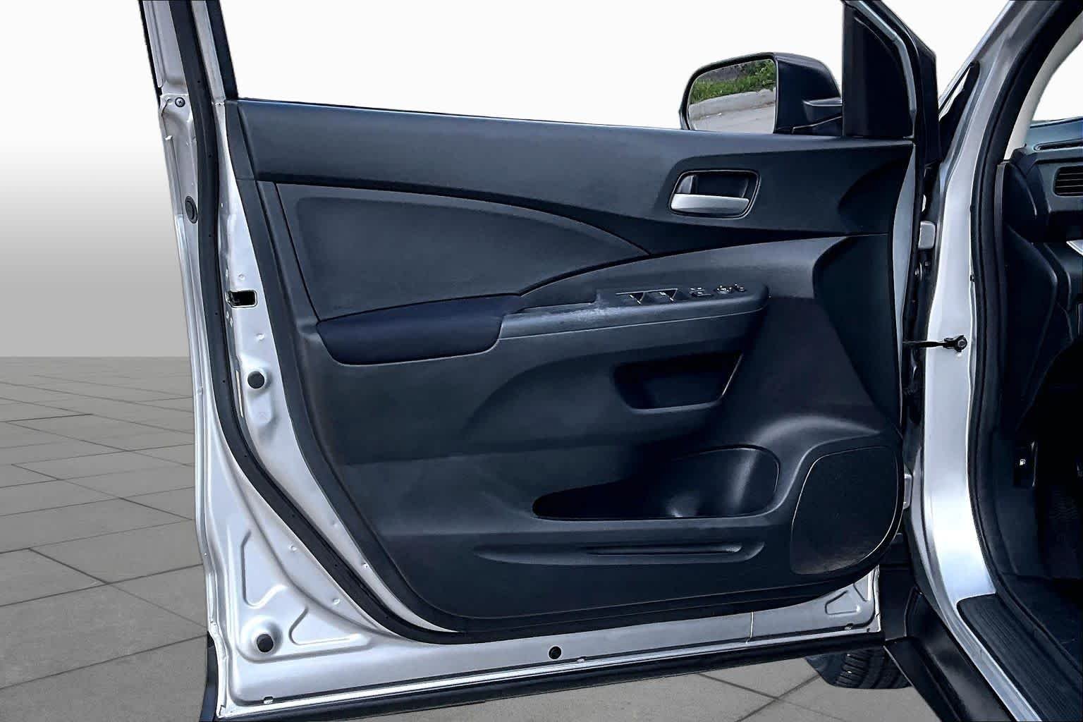 Used 2015 Alabaster Silver Metallic Honda LX image 22