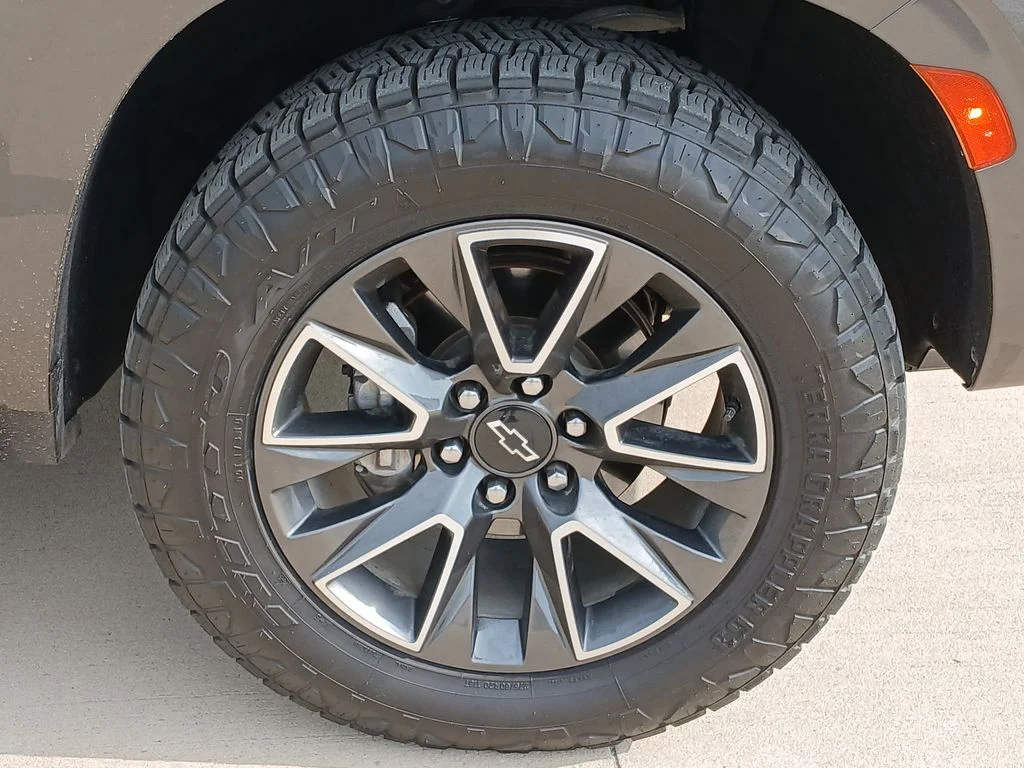 Used 2021 Gray Chevrolet Z71 image 34